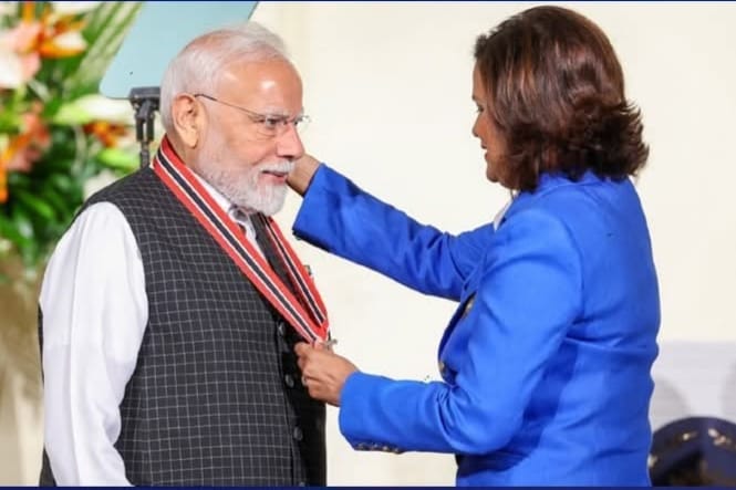 ত্রিনিদাদ ও টোবাগোর সর্বোচ্চ বেসামরিক সম্মানে ভূষিত প্রধানমন্ত্রী