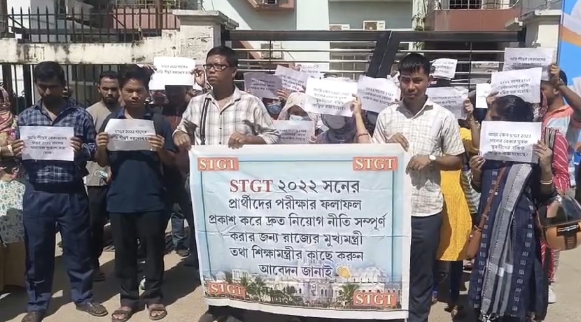 কান্নায় ভেঙ্গে পড়েন এস টি জিটি পরীক্ষার্থীরা!